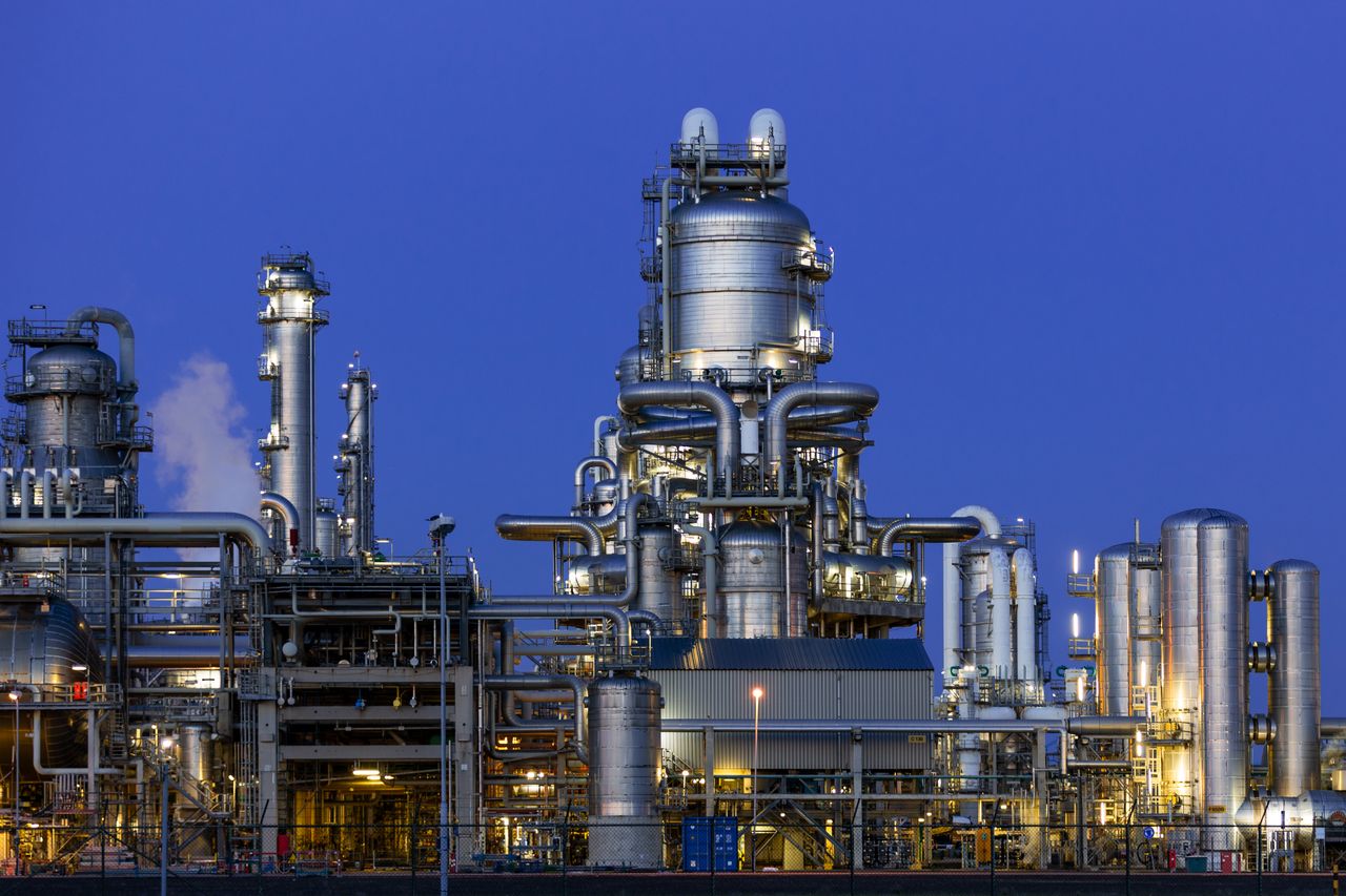 contact-img A modern industrial refinery structure under a clear twilight sky in Zuid-Holland, Netherlands.